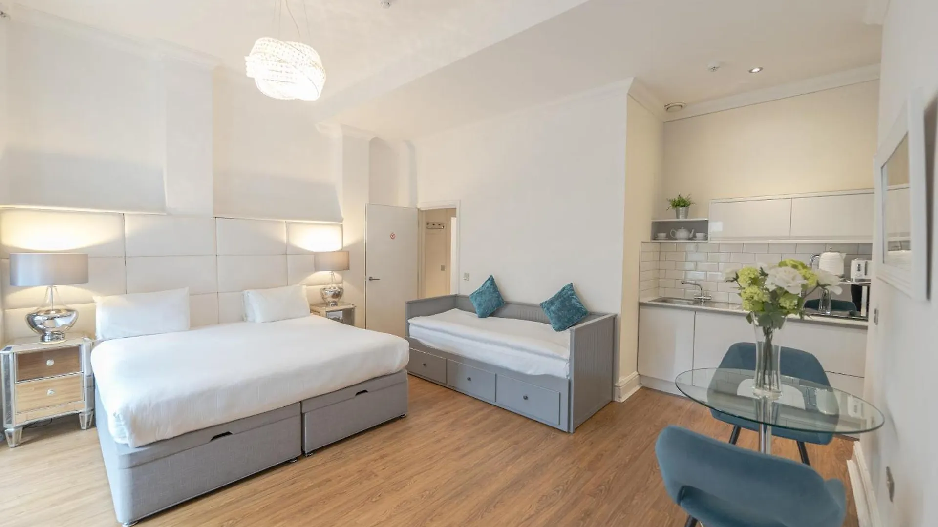 Edinburgh Castle Apartments