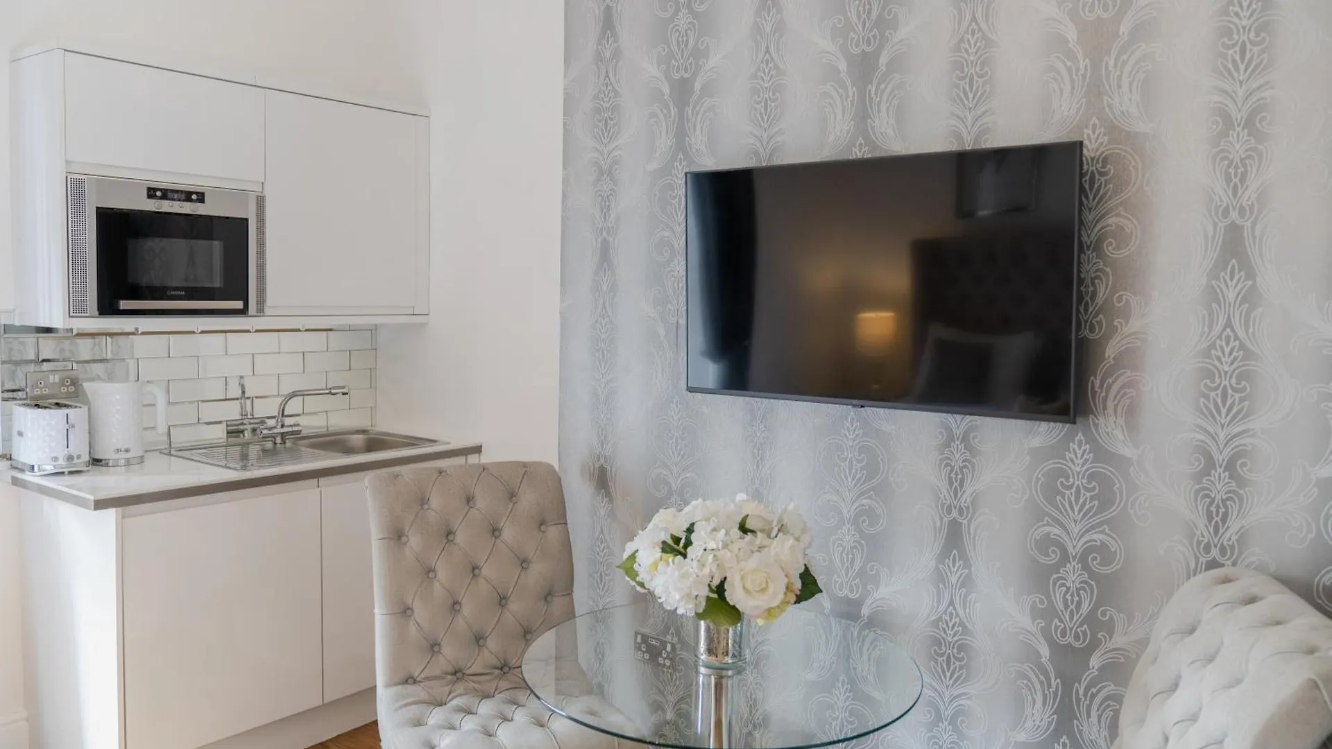 Edinburgh Castle Apartments 3*,