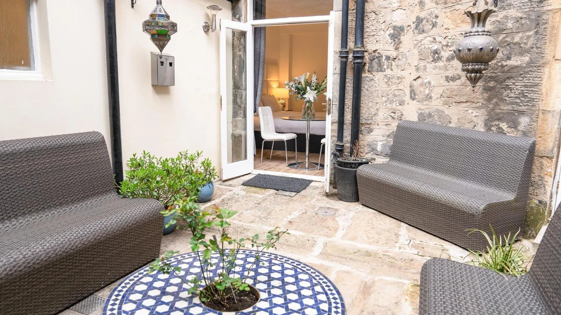 Edinburgh Castle Apartments