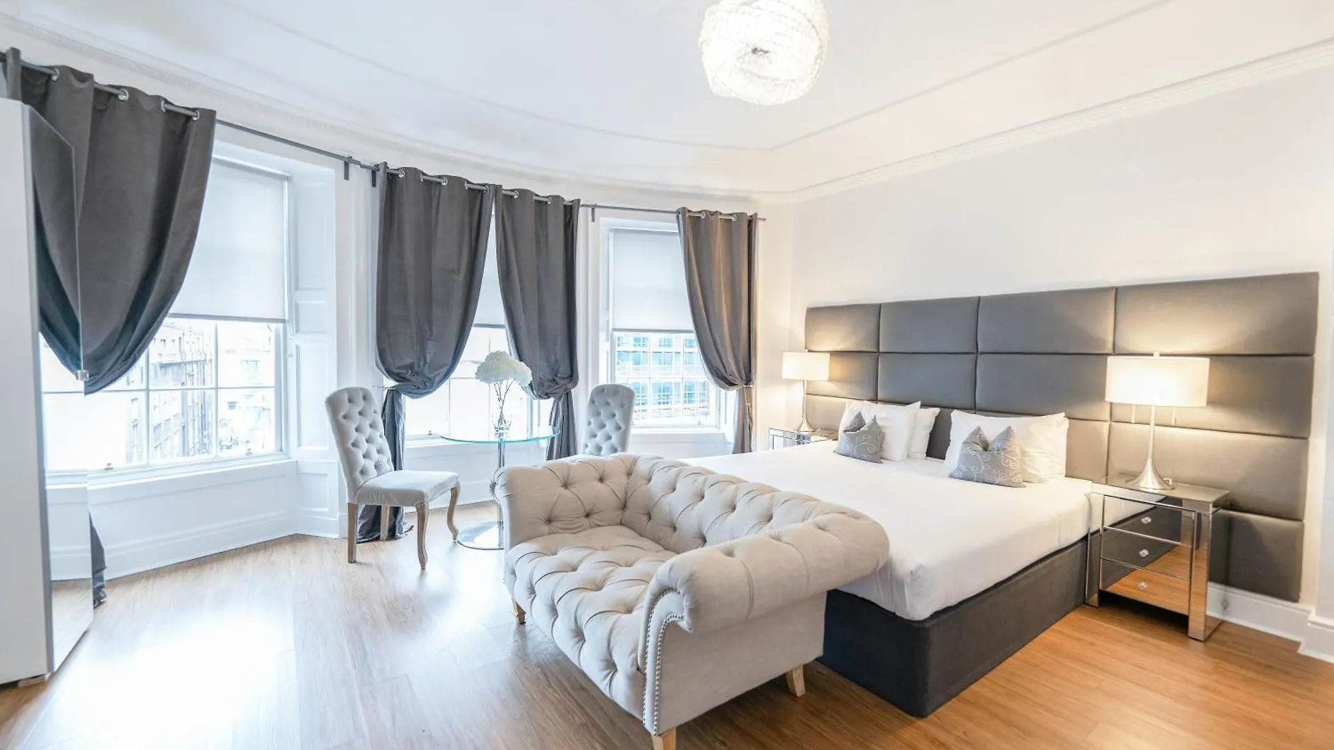 Edinburgh Castle Apartments