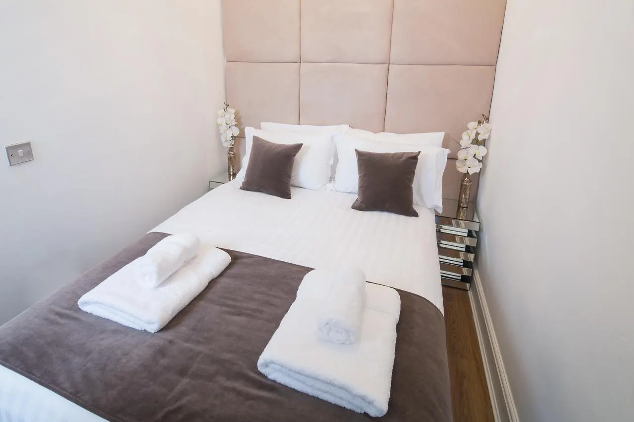 Edinburgh Castle Apartments